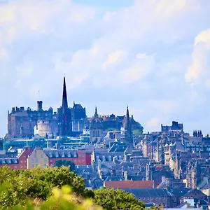 View In The Heart Of Edinburgh: Castle To Sea Apartment